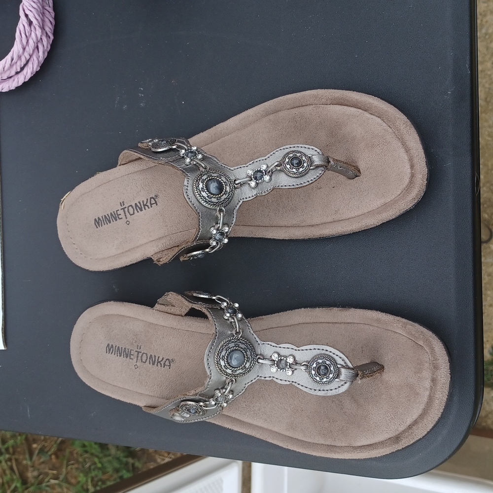 Minnetonka sandals size 9 tan color